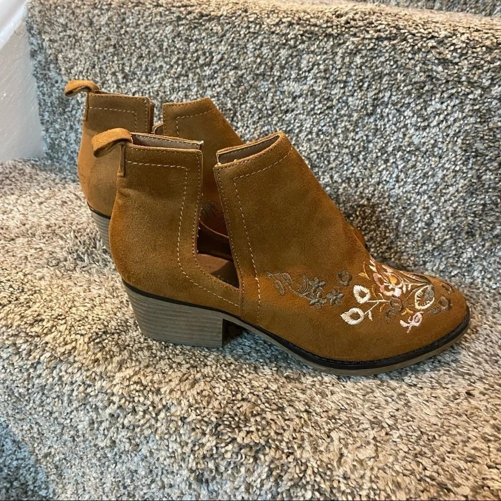OLIVIA MILLER Embroidered Suede Floral Exposed Ankle Booties‎ Boho Size 6 - Picture 2 of 9